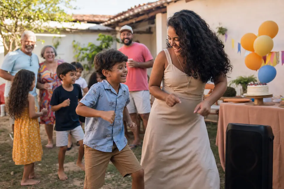 Menino dançando com a mãe ao som de sua música personalizada de aniversário